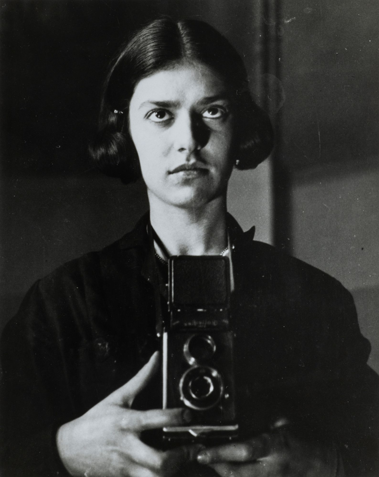 Zelfportret met Rolleiflex camera, Berlijn 1931 © Eva Besnyö / Maria Austria Instituut